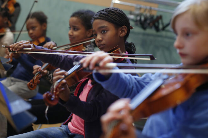 Les enfants de l’orchestre Démos à Paris, le 19 mars 2014.