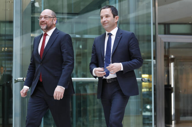 Le chef du SPD allemand Martin Schultz, à gauche, et Benoît Hamon, candidat socialiste à l’élection présidentielle française 2017,  à Berlin, le 28 mars.