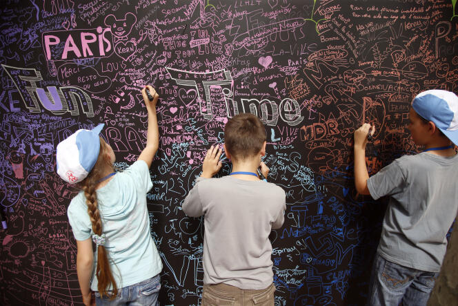 Des enfants lors de l’événement Holiday for Everyone à la Tour Eiffel à Paris, en France, le mercredi 19 août 2015.