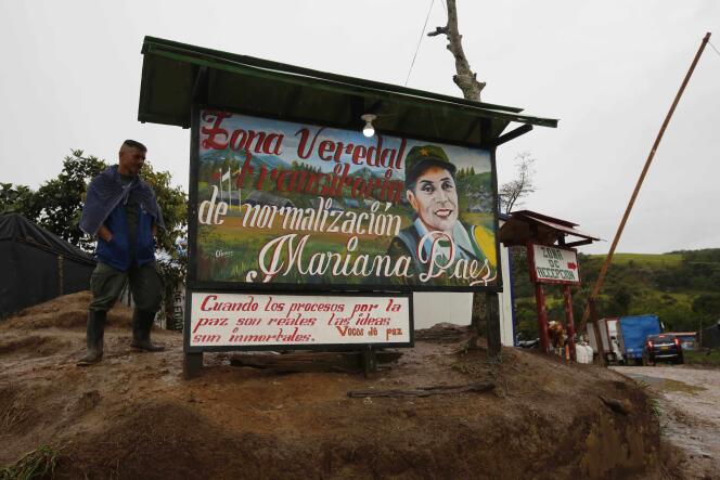 Un rebelle des FARC devant la zone de démobilisation Mariana Paez, à Buenavista, en Colombie, lundi 26 juin.