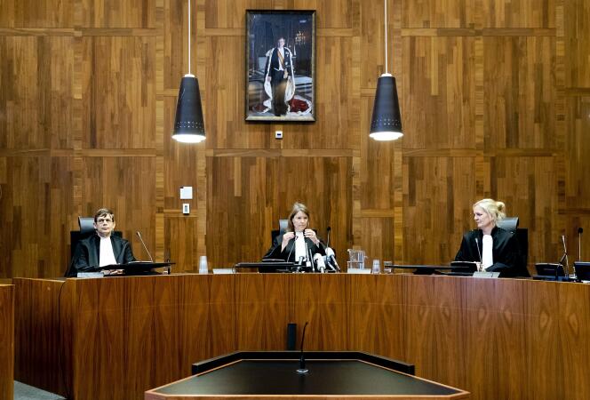 Les juges Boele, Dulek-Schermers et Dousma-Valk rendent leur arrêt dans l’affaire opposant l’association des « Mères de Srebrenica » et l’Etat néerlandais, à La Haye (Pays-Bas), le 27 juin.
