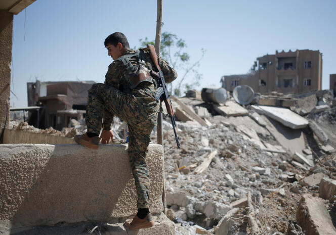 Un combattant des unités de protection du peuple (YPG) à Rakka, le 27 juin 2017.