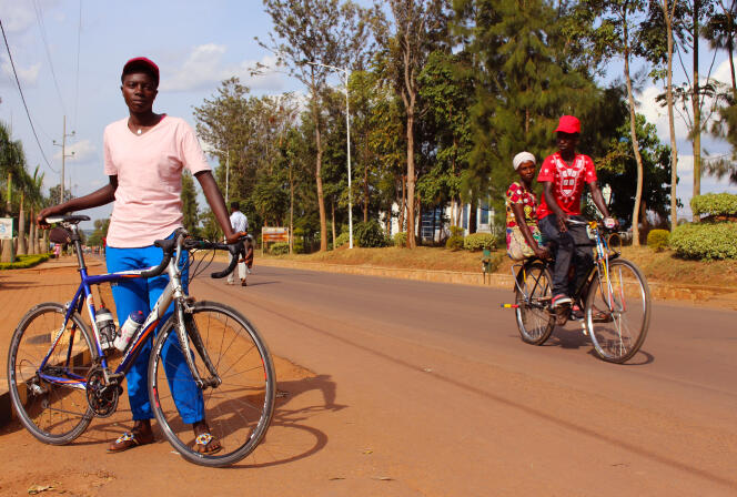 Jeanne d’Arc Girubuntu (à gauche) sur la route de Rwamagana, à l’est du Rwanda.