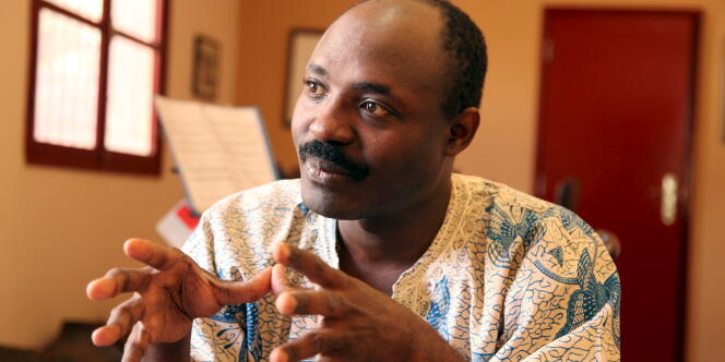 Plusieurs fois condamné pour ses écrits par la justice angolaise, le journaliste Rafael Marques de Morais, à Luanda, en 2015.