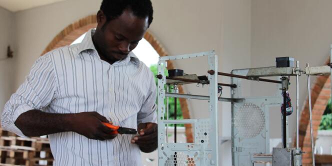 Un membre de la start-up Woebots en pleine construction d’une imprimante 3D, à Lomé, au Togo.