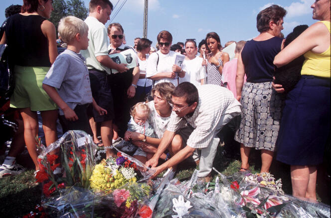 Hommage à deux jeunes victimes de Marc Dutroux, en Belgique, en août 1996.