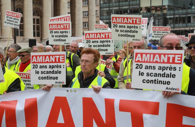 Manifestation organisée par l’ANDEVA, association défendant les victimes de l’amiante, le 7 octobre 2016, à Paris.
