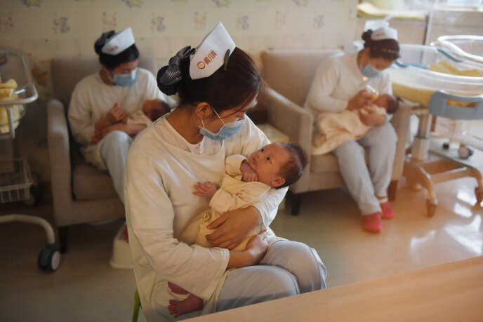 Infirmières tenant des nourrissons à Pékin en 2016. Celles-ci sont généralement satisfaites de leur salaire et de leur niveau de responsabilités, mais leur sentiment d’appartenance et de reconnaissance se situe en deçà de la moyenne.