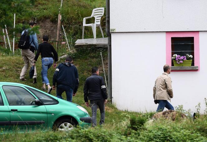 Les enquêteurs au domicile de Murielle Bolle, à Granges-sur-Vologne (Vosges), le 28 juin.