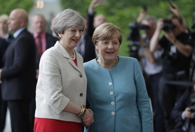Face aux sujets de discorde avec Washington, la chancelière allemande réunit plusieurs dirigeants européens, dont le président français Emmanuel Macron et la première ministre britannique, Theresa May – ici le 29 juin.