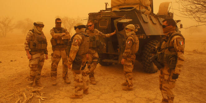 Des soldats de l’opération « Barkhane » à Inat, au Mali, en mai 2016.