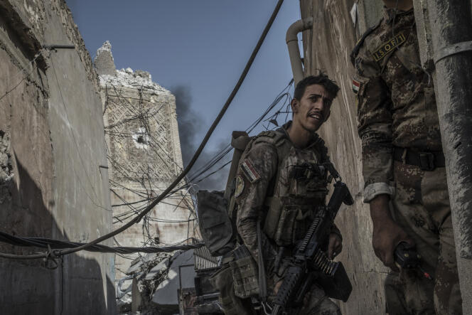 Un soldat passe à hauteur du socle du minaret Al-Hadba de Mossoul détruit par les membres de l’organisation Etat Iislamique, le 29 juin.