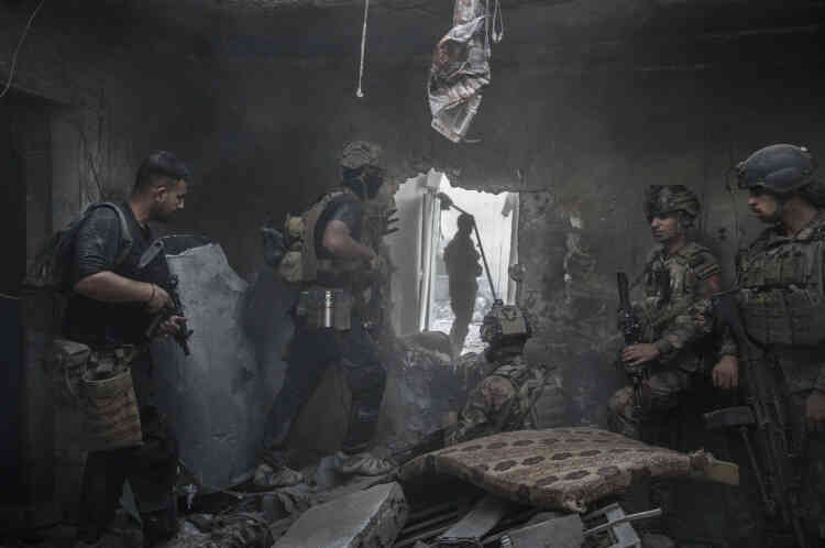 Les forces spéciales irakiennes avancent maison après maison, dans les décombres.