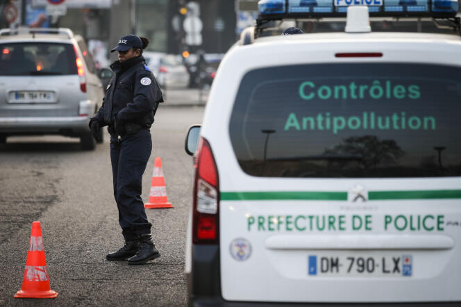 Un agent de police place de la Porte Maillot, à Paris, le 23 janvier 2017.