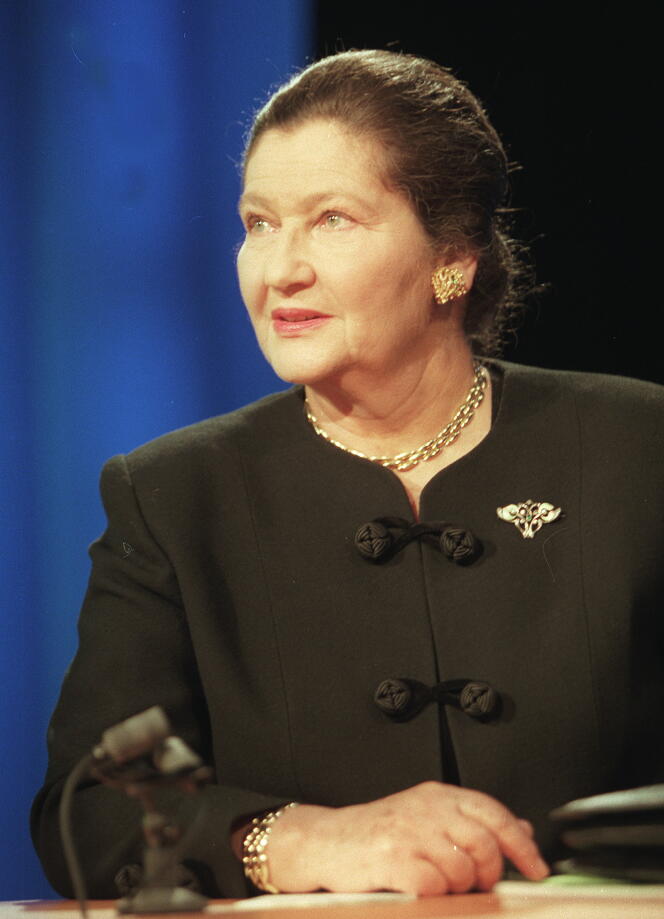 Simone Veil notably gave her name to the law of January 17, 1975 legalizing voluntary termination of pregnancy (abortion).  Photo of April 9, 1997, in the studios of TF1.