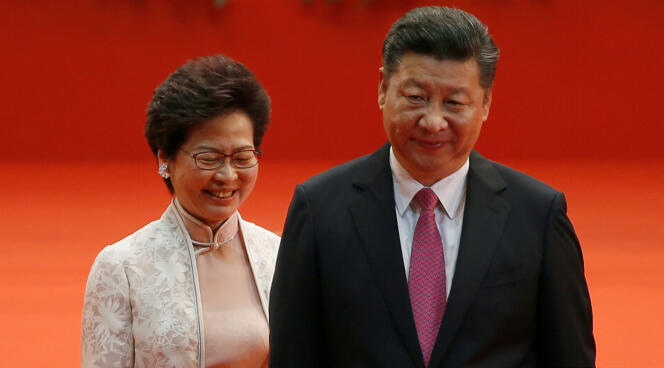 La nouvelle chef de l’exécutif hongkongais, Carrie Lam, a prêté serment dans le centre de conventions, juste avant de serrer la main de Xi Jinping, dont c’est la première visite à Hongkong depuis qu’il est devenu président en 2013.