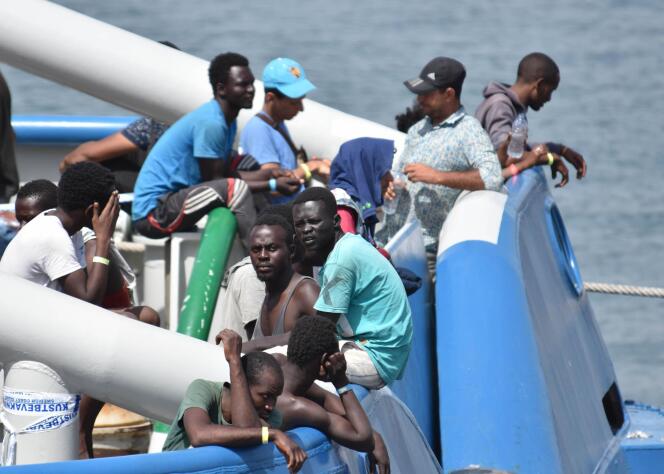 Des migrants secourus au large de la Sicile attendent sur le pont d’un navire suédois de débarquer dans le port de Catane, le 1er juillet.