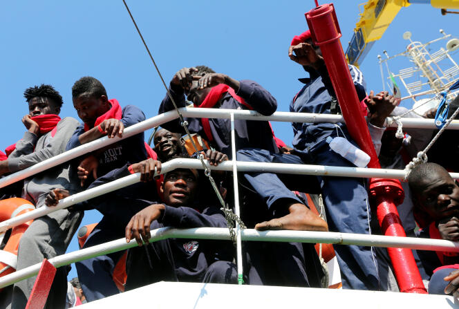Des migrants attendent de débarquer dans le port de Crotone, en Italie, après avoir été sauvés par l’équipe « Save the Children » en Méditerranée au large de la côte de Libye, le 21 juin 2017.