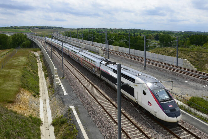 Passage du TGV L'Océane lors de la formation des conducteurs SNCF, au niveau des viaducs de l'Auxance sur la LGV Tours-Bordeaux, en mai 2017.