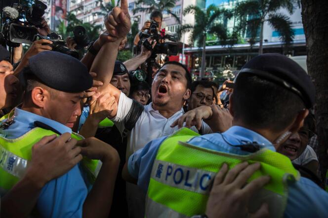 Un manifestant pro-Chine repoussé par les policiers, à Hongkong, samedi 1er juillet.