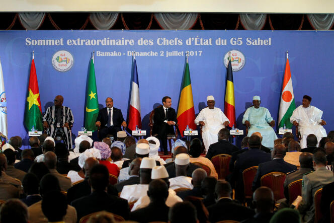 Les présidents des pays du G5 Sahel et le président français, Emmanuel Macron, le 2 juillet 2017 à Bamako (Mali), à l’occasion du lancement de la force conjointe anti-terroriste dans le Sahel.