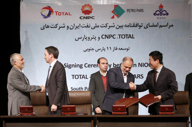 Signature d’un premier accord sur le développement du champ gazier en mer de South Pars, à Téhéran, le 8 novembre 2016.