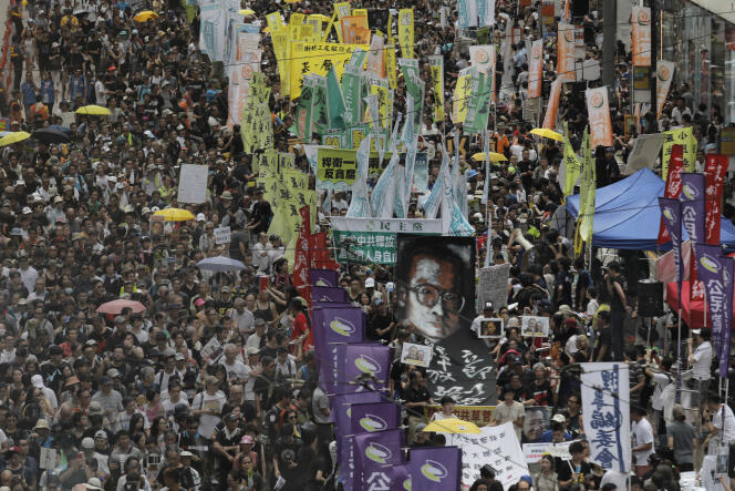 Des manifestants hongkongais défilent en arborant un portrait géant du Prix Nobel de la paix 2010 Liu Xiaobo (opposant au régime de Pékin, embastillé depuis sept ans), lors d’un rassemblement en faveur de la démocratie, quelques heures après la visite du président chinois, Xi Jinping, le 1er juillet 2017.