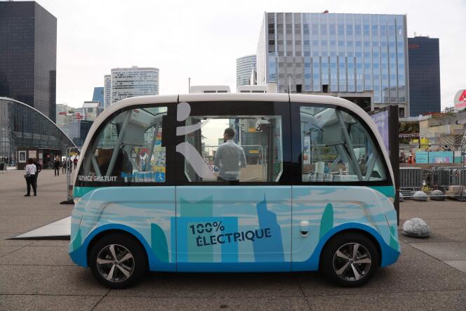 Trois minibus électriques sans chauffeur, fabriqués par Navya et opérés par Keolis, vont desservir gratuitement le quartier d’affaires de la Défense.