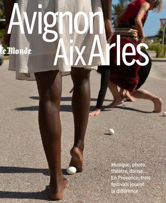 Couverture du supplément de 20 pages du « Monde » du 4 juillet 2017, consacré au Festival d’Avignon, au Festival d’art lyrique d’Aix-en-Provence et aux Rencontres d’Arles. Photo extraite du spectacle de Radhouane El Meddeb, « Face à la mer, pour que les larmes deviennent des éclats de rire », présenté au Festival d’Avignon, du 20 au 25 juillet.
