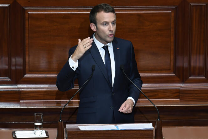 Le président Emmanuel Macron parle à la tribune devant le Parlement réuni en Congrès à Verailles lundi 3 juillet.