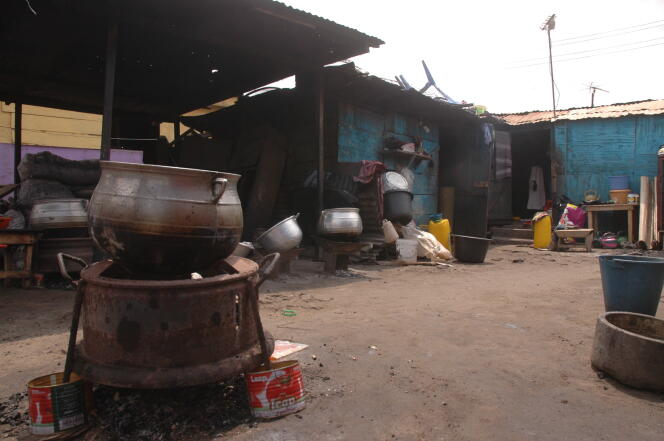 Des foyers au charbon, dans la cour devant la cahute de Janet Adu, dans le bidonville d'Ashaiman, non loin d’Accra.