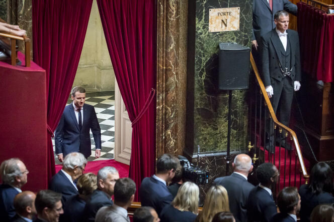 Emmanuel Macron arrive dans la salle du Congrès, le 3 juillet.
