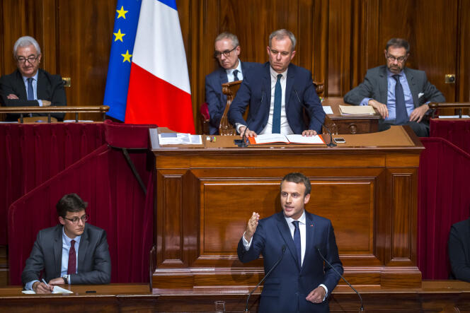 « Emmanuel Macron annonce qu’il va réduire le nombre de députés, mais en même temps augmenter le nombre de leurs collaborateurs. A quoi sert d’avoir 400 députés avec chacun 6 ou 7 collaborateurs ?  » (Emmanuel Macron devant le Parlement réuni en Congrès à Versailles, le 3 juillet.)