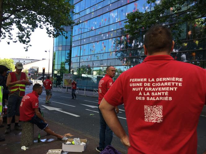 Les salariés de l’usine de la Seita devant le siège du géant du tabac Imperial Brands, le 4 juillet 2017 à Paris.