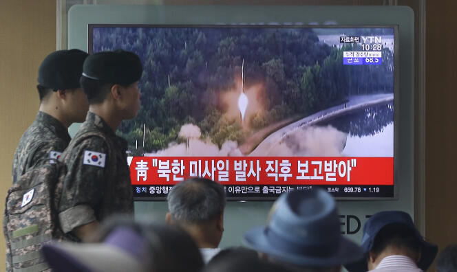 Un programme télévisé sud-coréen diffuse des images de tir de missile, ce mardi 4 juillet.