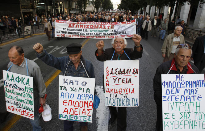 Des retraités grecs manifestent contre les mesures d’austérité du gouvernement, à Athènes, le 7 décembre 2010.