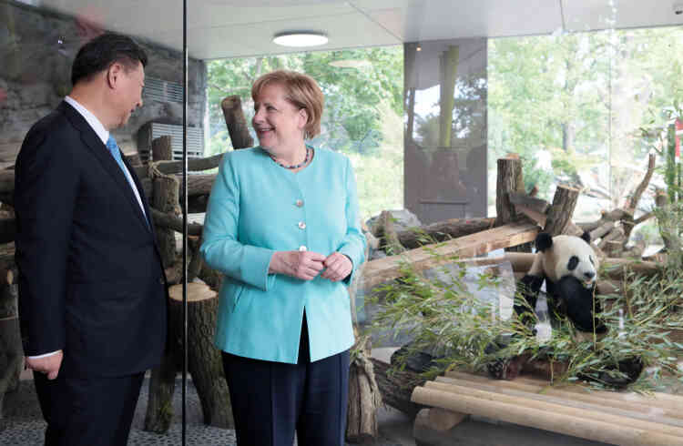 Angela Merkel a présenté les deux « diplomates » Meng Meng et Jiao Qing , « les ambassadeurs de nos deux pays ».
