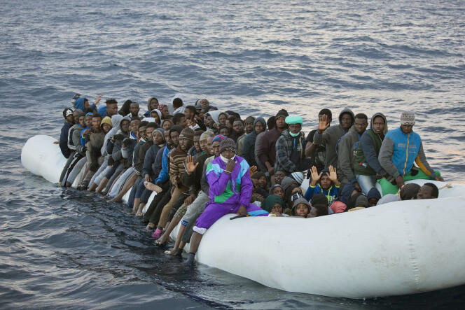 Un canot de migrants surchargé, au nord de la Libye, le 3 février 2017.