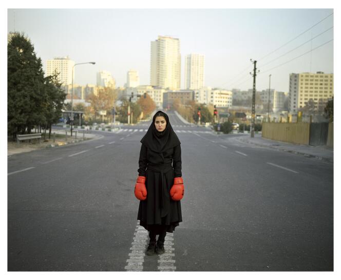 Newsha Tavakolian photographie des jeunes gens, parle de cette jeunesse iranienne qui représente 80% de la population ! C'est elle qui mène le pays vers la modernité !