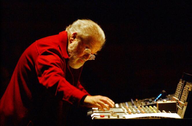 Le compositeur français Pierre Henry interprète sa dernière création, au cours du concert qu'il a donné, le 06 décembre 2002 à Nantes.
