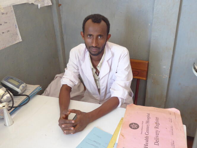 Workina, un des sages-femmes du centre de santé de Yubdo, en Ethiopie, et grand utilisateur de l’application Safe Delivery, qu’il consulte dès qu’il a un moment de pause pour continuer à améliorer sa pratique obstétrique.