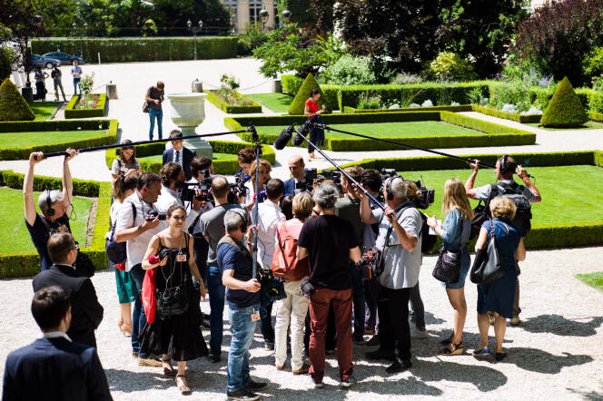 Des journalistes entourent Céline Calvez et Stanislas Guerini, nouveaux députés de LRM, dans les jardins de l’Assembée nationale (Paris), le 19 juin.