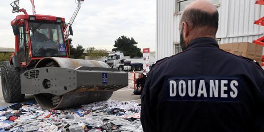 ANNE-CHRISTINE POUJOULAT / AFP Destruction d’articles de contrefaçon saisis par les douanes françaises, le 15 novembre 2016 à Marseille (Bouches-du-Rhône).