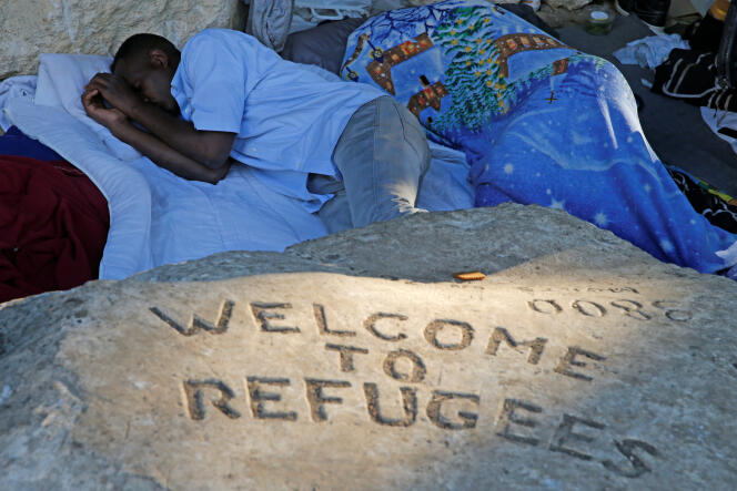 Un migrant dort près de la porte de la Chapelle, à Paris.