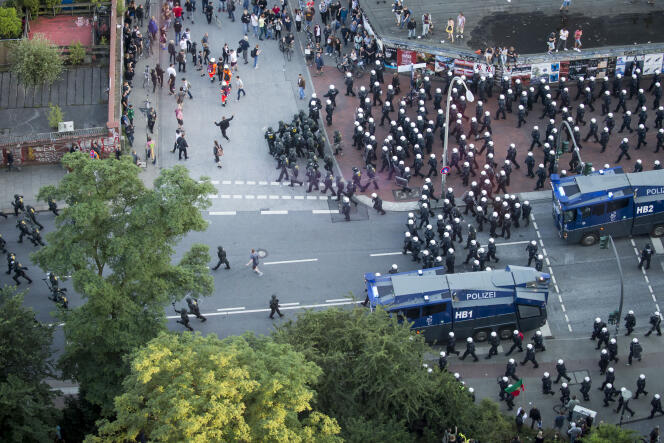 La police allemande disperse les manifestants lors d’une protestation anti-G20, à Hambourg (Allemagne), le 6 juillet.