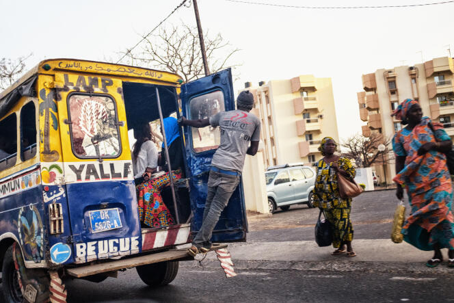 Un « car rapide », taxi collectif populaire pour ses tarifs abordables, dans les rues de Dakar, en mai 2017.