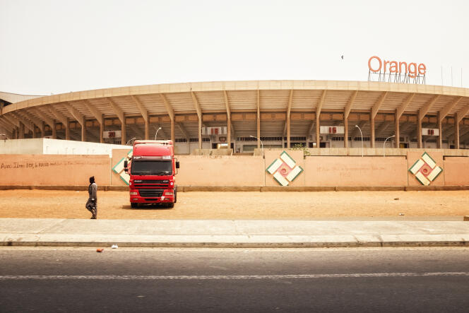 Le stade Léopold-Sédar-Senghor, à Dakar, près de la route de l’aéroport.