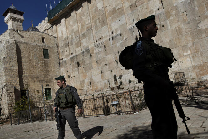 Un policier israélien devant ce que les juifs appellent le tombeau des Patriarches, et les musulmans, la mosquée d’Ibrahim, à Hébron.