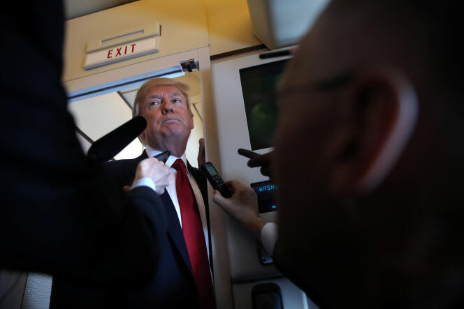 Le président américain Donald Trump s’adresse aux journalistes à bord de l’Air Force One lors de son voyage à Palm Beach, en Floride, le 6 avril.