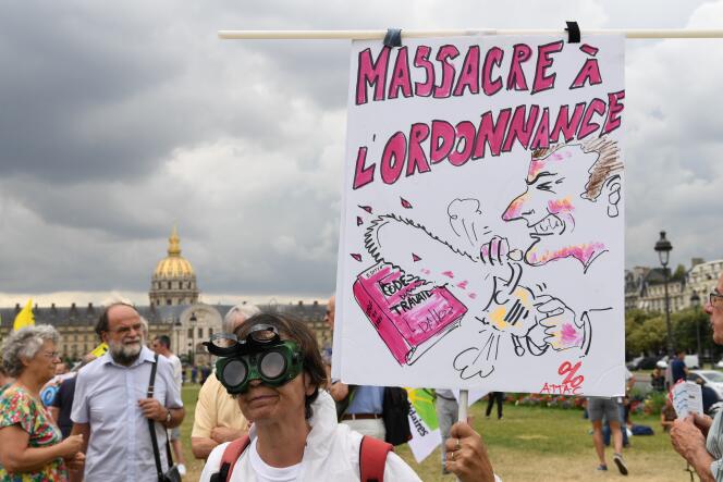 Manifestation contre les ordonnances du président Emmanuel Macron, place des Invalides à Paris, le 27 juin.